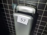 un distributeur de papier toilette dans des toilettes publiques