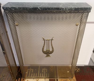 Cache radiateur grillagé doré à la lyre dessus marbre vert v…