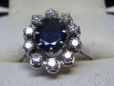Bague « marguerite » en or blanc 18K, sertie d’un saphir ova…