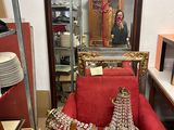 un canapé rouge et un fauteuil rouge dans une pièce où se trouve un miroir
