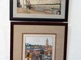 trois tableaux encadrés accrochés au mur d'une pièce