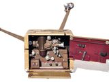 un projecteur de cinéma à l'ancienne avec un boîtier rouge