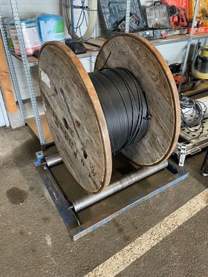 1 touret avec câble fibre optique et support métal à rouleau…