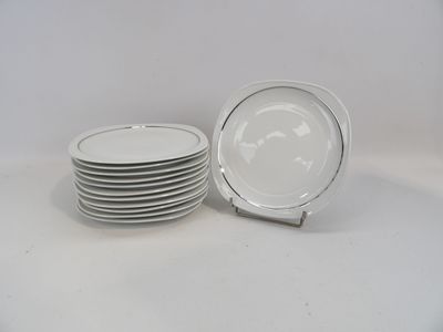 beaucoup d'assiettes empilées les unes sur les autres