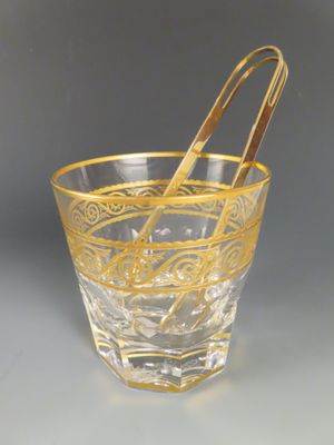 un verre contenant une cuillère, posé sur une table