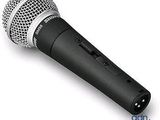 un gros plan d'un microphone sur fond blanc