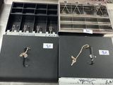 un grand nombre d'objets métalliques posés sur une table