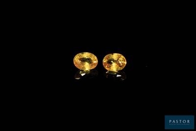 une paire de boucles d'oreilles en saphir jaune sur fond noir