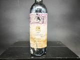 une bouteille de vin posée sur une boîte noire