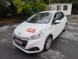 une voiture blanche avec un autocollant rouge, garée sur un parking