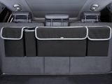 le coffre d'une voiture contenant plusieurs sacs