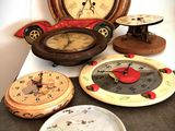 de nombreux types d'horloges différents posés sur la table