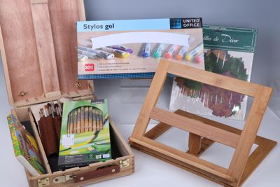 un chevalet en bois avec un kit de peinture et une boîte de feutres