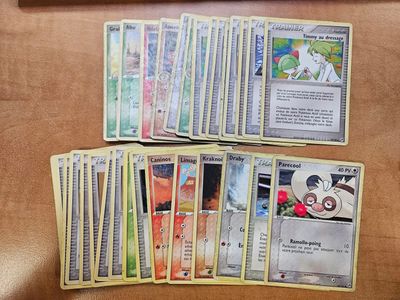 un tas de cartes pokemon posées sur une table