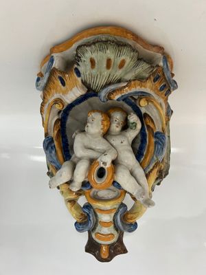 Console d'applique en faïence polychrome à sujet de 2 enfant…