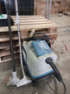un aspirateur posé par terre à côté d'une palette
