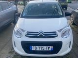 une Citrole blanche garée sur un parking à côté d'autres voitures