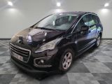 la photo d'une voiture noire garée dans un garage