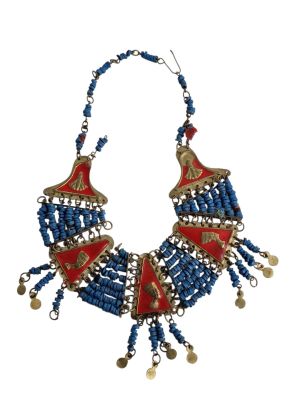COLLIER en métal doré et pastilles en terre cuite bleue à dé…