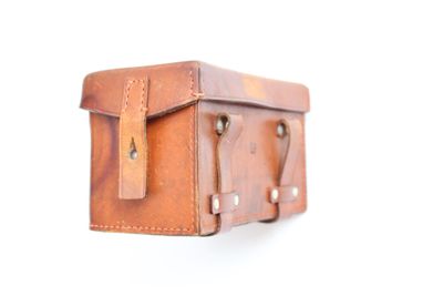 ALLEMAGNE Sacoche d'infirmier en cuir brun, marquée M.