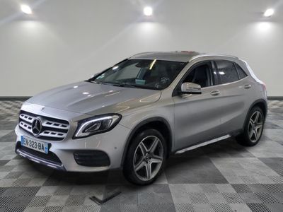 le suv mercedes gla est garé sur un sol en damier