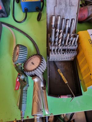 une table verte sur laquelle sont posés tout un tas d'outils