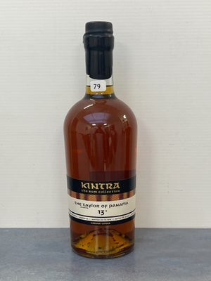 une bouteille de whisky posée sur un plan de travail