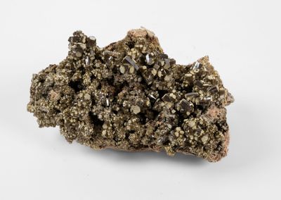 un gros plan d'un morceau de roche posé sur une surface blanche