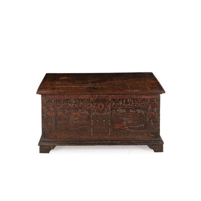 un vieux coffre en bois avec des gravures et des sculptures sur les côtés