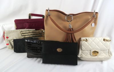 Plusieurs sacs à main différents sont alignés sur une surface blanche