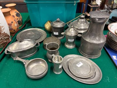 une table sur laquelle se trouvent de nombreux objets en argent