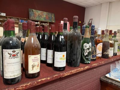 de nombreuses bouteilles de vin posées sur le comptoir d'un magasin