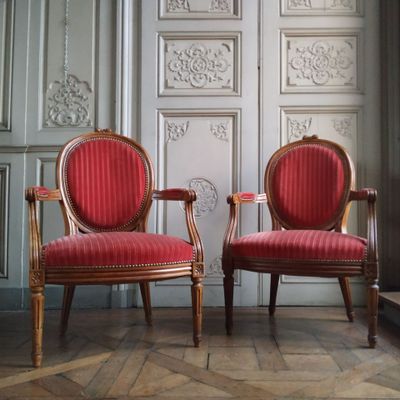 Paire de fauteuils cabriolet en bois mouluré et sculpté, sty… - Photo 1