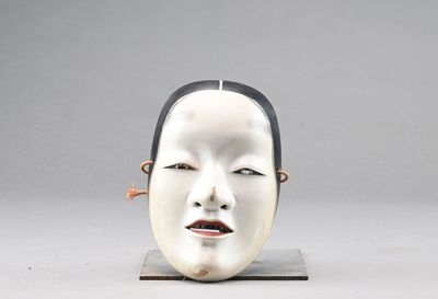 une photo d'une sculpture représentant le visage d'une femme, posée sur un socle