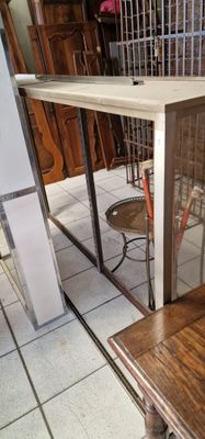 une table sur laquelle se trouve une chaise, dans une pièce