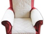 une chaise blanche et rouge avec une bordure rouge
