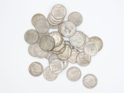 une pile de pièces d'argent sur une surface blanche