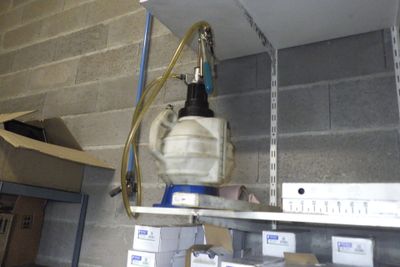 une photo d'une machine posée sur une étagère