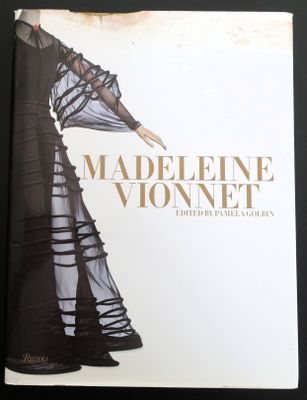 une image représentant un livre sur lequel figure une femme en robe noire