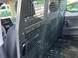 un chien dans une cage à l'arrière d'un camion