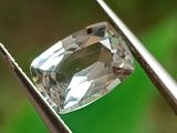 un gros plan d'un diamant tenu par une pince