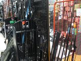 de nombreux modèles de cannes à pêche exposés dans un magasin