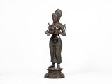 l'image d'une statue de femme tenant un oiseau