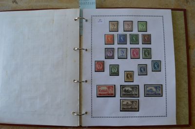 un classeur orné de timbres, posé sur une table