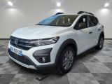 Le SUV blanc est garé dans une pièce au sol carrelé en damier.