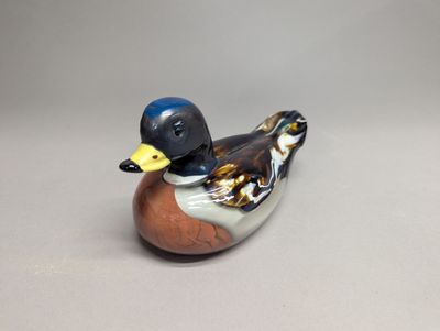 un petit canard posé sur une table