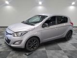 la voiture argentée est garée sur un sol en damier dans le garage
