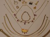 beaucoup de colliers et de bracelets en or sur la table