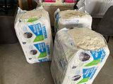 plusieurs rouleaux de papier toilette empilés les uns sur les autres dans un garage