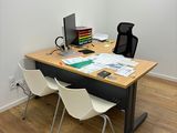 un bureau avec un ordinateur et une chaise dans une pièce
